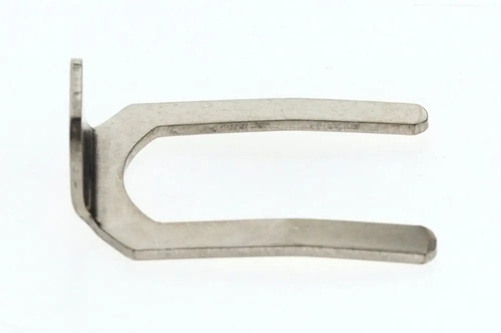 Halteclip für Rohrverbindung aus Metall, geeignet für Anwendungen im Sanitärbereich, mit der Marke Bosch.
